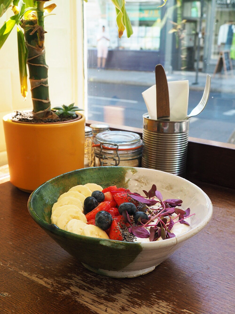 Green & White Tamegroute 50/50 Glaze Granola Bowl
